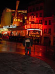 stefano davanti al moulin rouge